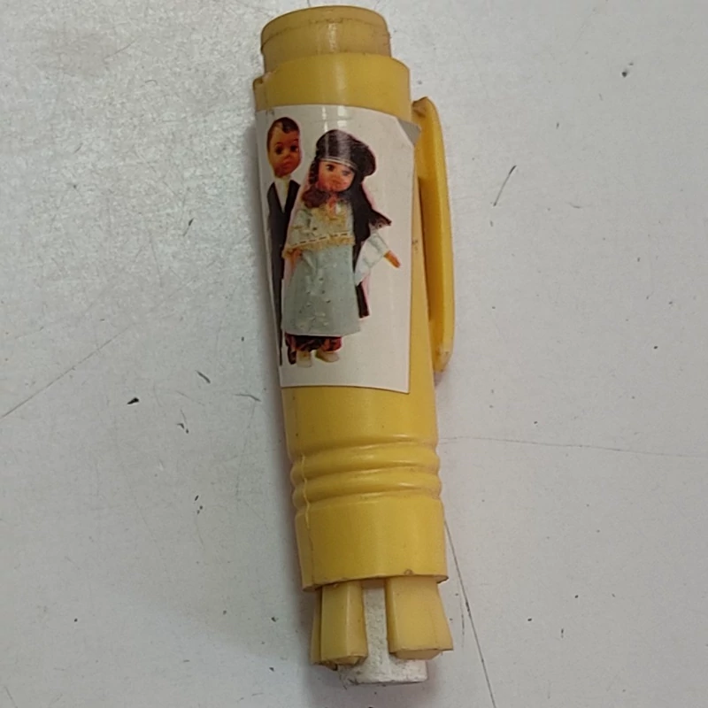 مداد گیر (گچ گیر تخته سیاه) وسیله گرفتن گچ مدرسه در دست معلم