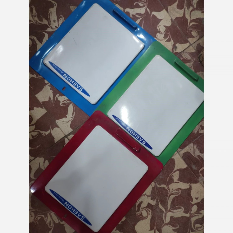 تخته وایت برد پلاستیکی رنگی اندازه 38*32 در سه رنگ