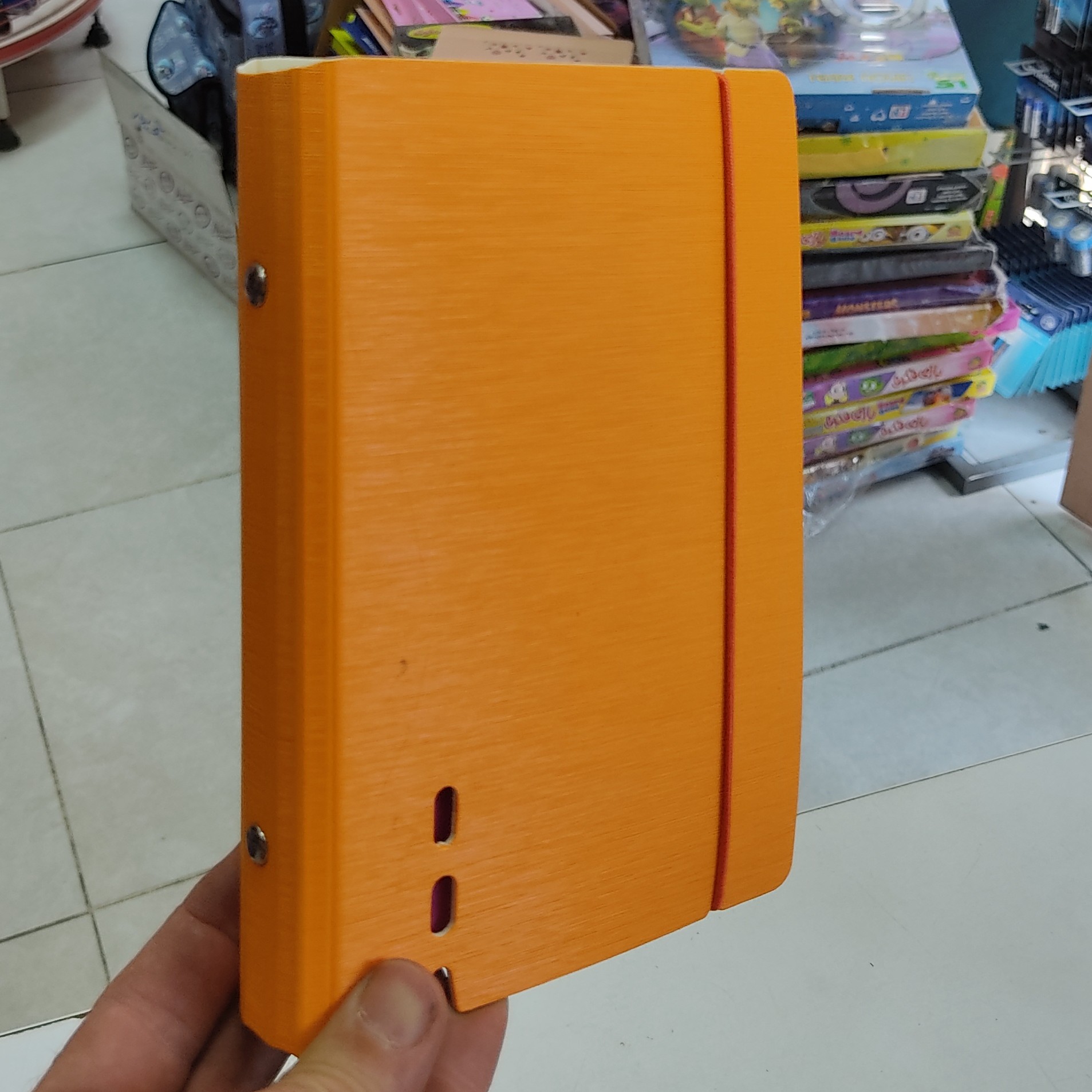 دفترچه یادداشت کلاسوری اندازه یک هشتم با دیوایدر طلقی و جای کارت با جلد سخت